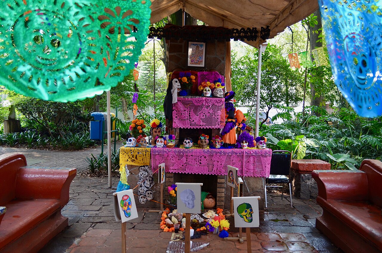 Archivo: ofrenda de Día de Muertos en Coyoacán, CDMX