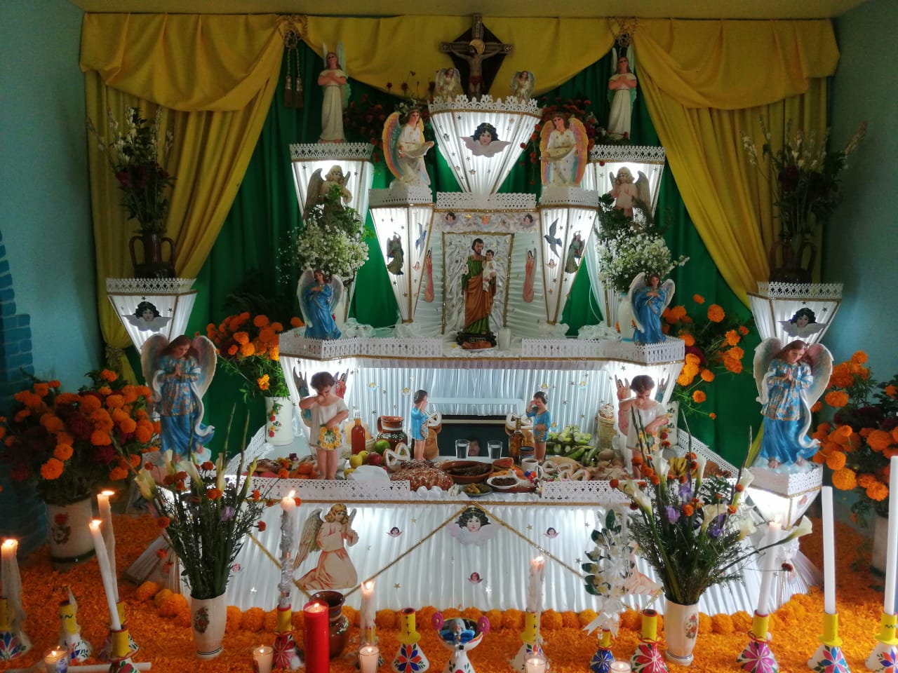 Archivo: ofrenda monumental de Día de Muertos en Huaquechula, Puebla